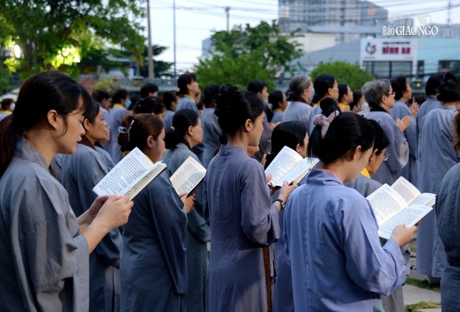 Phật tử trì tụng phẩm Phổ môn trong kinh Pháp hoa