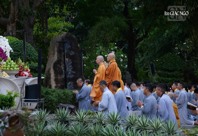 Đại lão Hòa thượng phương trượng chùa Huê Nghiêm quang lâm dẫn lễ