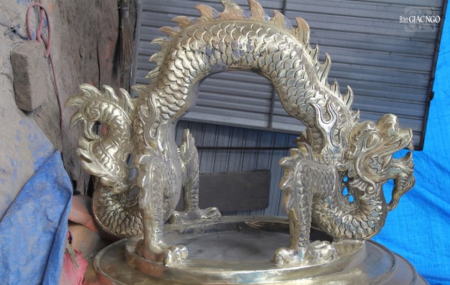 Đầu bồ lao trên chuông được tạo hình sắc sảo sau khi làm nguội