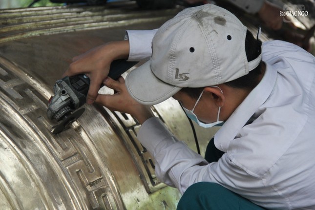 Làm nguội hoa văn truyền thống trên thân chuông