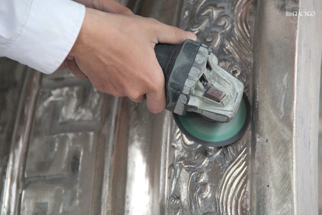 Nghệ nhân tỉ mỉ lấy nét hoa văn tam sơn thủy ba phần miệng chuông