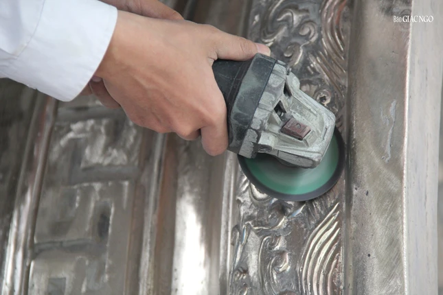 Nghệ nhân tỉ mỉ lấy nét hoa văn tam sơn thủy ba phần miệng chuông