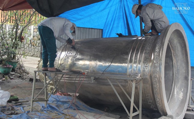 Chuông nặng 5 tấn, được các nghệ nhân cố đô Huế đảm trách chế tác