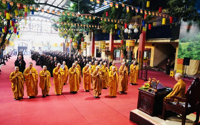 Ban Trị sự, Ban Kiến đàn, giới sư, nghiệp sư và giới tử Đại giới đàn TP.Hà Nội bái chào Đức Pháp chủ theo truyền thống thiền môn miền Bắc