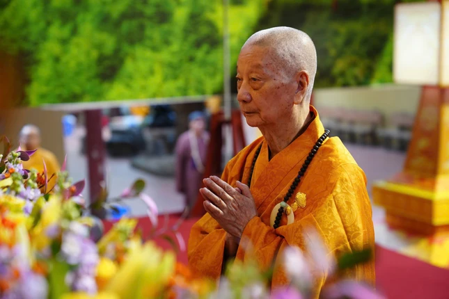 Đức Pháp chủ GHPGVN cầu nguyện trước Thánh tượng Đức Thế Tôn tại lễ đường