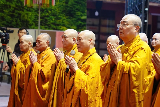 Giới sư và nghiệp sư cùng giới tử đảnh lễ Đức Pháp chủ