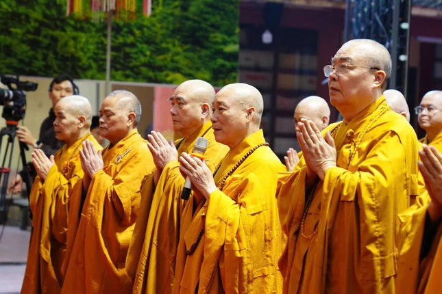 Giới sư và nghiệp sư cùng giới tử đảnh lễ Đức Pháp chủ