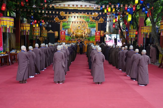 Quang cảnh Lễ cung an chức sự và khai đạo của Đức Pháp chủ GHPGVN tại Đại giới đàn Hà Nội 2025