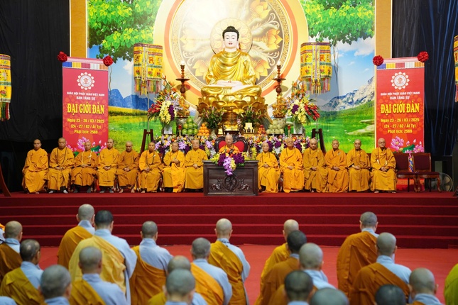 Đức Pháp chủ và chư vị giới sư Tăng