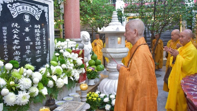 Đức Pháp chủ trước bảo tháp Phù Thi - nơi lưu giữ thân tứ đại của Đại lão Hòa thượng Thích Trí Tịnh, trong khuôn viên chùa Vạn Đức