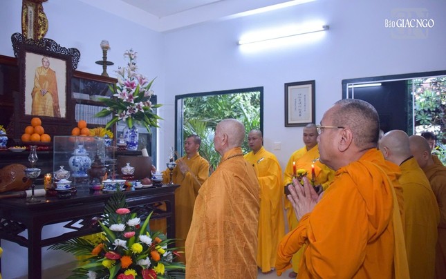 Dâng hương tưởng niệm Trí Quang Thượng nhân tại Dư Hương thất trong khuôn viên Quảng Hương Già Lam