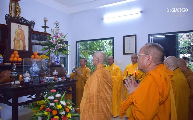 Dâng hương tưởng niệm Trí Quang Thượng nhân tại Dư Hương thất trong khuôn viên Quảng Hương Già Lam