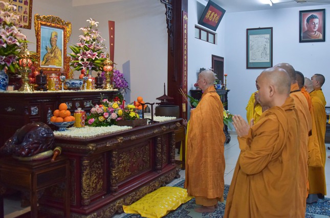 Đức Pháp chủ dâng hương tại Tổ đường Quảng Hương Già Lam