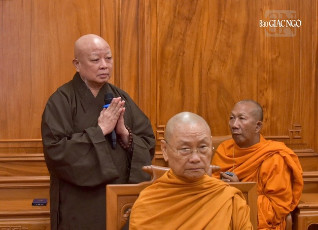 Hòa thượng Thích Lệ Trang, Phó Chủ tịch Hội đồng Trị sự, Trưởng ban Nghi lễ T.Ư, Trưởng ban Trị sự Phật giáo TP.HCM bạch trình lên chư tôn Trưởng lão về phương án cung thỉnh và tôn trí xá-lợi trái tim Bồ-tát Thích Quảng Đức tại Việt Nam Quốc Tự