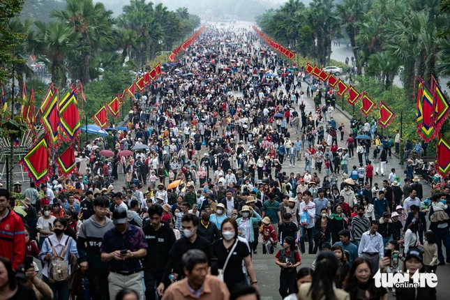 Biển người có mặt từ sớm để hành hương Đền Hùng trong sáng 6-4 - Ảnh: Nam Trần