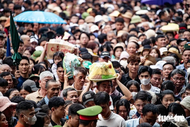 Nhiều người mang theo lễ để dâng lên tưởng nhớ các vua Hùng - Ảnh: Nam Trần