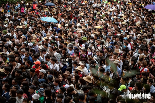 Do lượng người đổ về mỗi lúc một đông, lực lượng chức năng đã phải phân luồng, cho từng tốp lên đền để tránh tình trạng chen lấn, xô đẩy - Ảnh: Nam Trần