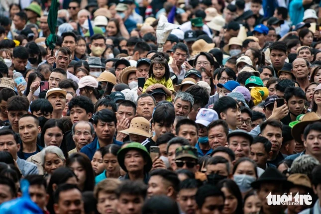 Nhiều gia đình dịp này cũng mang theo con nhỏ đi cùng - Ảnh: Nam Trần