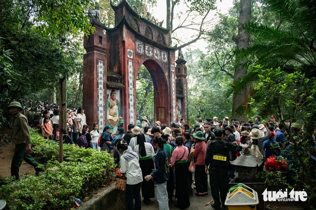 Có nhiều thời điểm xảy ra tình trạng ùn ứ tại trước cổng chính Đền Hùng - Ảnh:Nam Trần