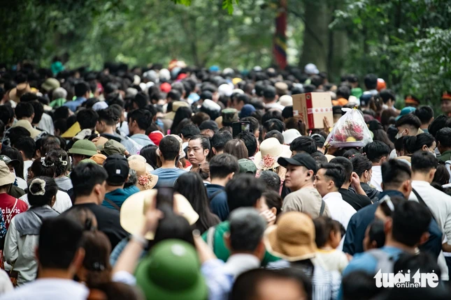 Dòng người nối đuôi nhau hướng lên đỉnh núi Nghĩa Lĩnh sáng 6-4 - Ảnh: Nam Trần