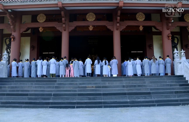 Hàng tuần tại chùa Huê Nghiêm ngoài các thời khóa bình thường, còn có buổi thuyết giảng định kỳ vào lúc 7g30 sáng