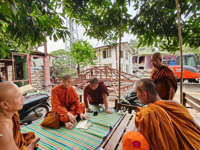 Sư Thiện Ngọc cùng chư Tăng Mynamar