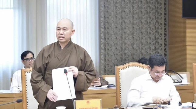 Thượng tọa Thích Đức Thiện, Phó Chủ tịch kiêm Tổng Thư ký Hội đồng Trị sự đại diện GHPGVN tham dự và báo cáo tại buổi họp