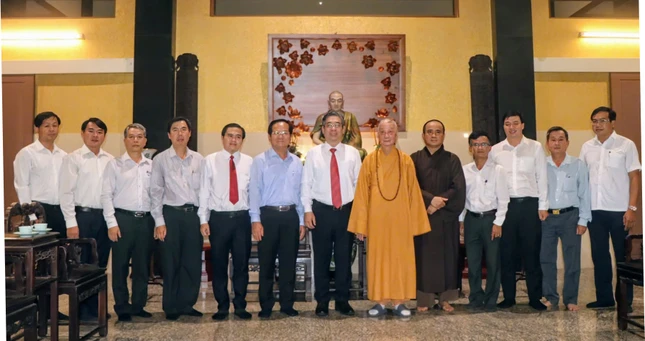 Đoàn lãnh đạo Thành ủy và các sở, ban, ngành trực thuộc Thành ủy, HĐND, UBND, UBMTTQVN TP.HCM chúc mừng Lễ Phật đản Đức Pháp chủ GHPGVN