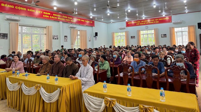 Phái đoàn và bà con tham dự