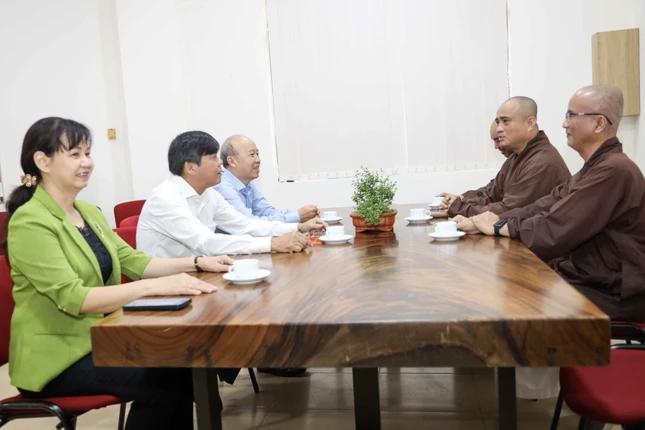 Quang cảnh buổi thăm tại trụ sở tòa soạn Báo Giác Ngộ Quang cảnh buổi thăm tại trụ sở tòa soạn Báo Giác Ngộ