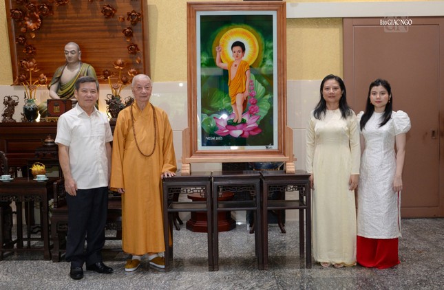 Chánh án Tòa án Nhân dân tối cao Lê Minh Trí cùng phu nhân và gia đình bên bức tranh Đức Phật sơ sinh được thực hiện bởi các nghệ nhân tranh kiếng truyền thống Nam bộ kính tặng Đức Pháp chủ nhân Đại lễ Vesak Liên Hiệp Quốc 2025 Chánh án Tòa án Nhân dân tối cao Lê Minh Trí cùng phu nhân và gia đình bên bức tranh Đức Phật sơ sinh được thực hiện bởi các nghệ nhân tranh kiếng truyền thống Nam bộ kính tặng Đức Pháp chủ nhân Đại lễ Vesak Liên Hiệp Quốc 2025