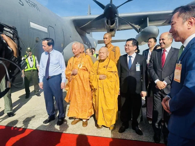 Chư vị giáo phẩm, lãnh đạo Bộ Dân tộc và Tôn giáo bên chuyên cơ quân sự của Ấn Độ cung thỉnh xá-lợi Đức Phật tại sân bay Tân Sơn Nhất sáng 2-5