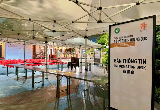 Các nhà chờ cho bà con đến chiêm bái và hệ thống bản chỉ dẫn