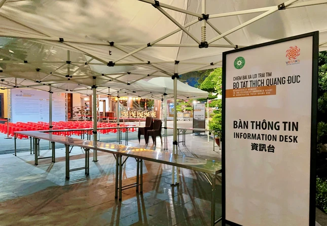 Các nhà chờ cho bà con đến chiêm bái và hệ thống bản chỉ dẫn Các nhà chờ cho bà con đến chiêm bái và hệ thống bản chỉ dẫn