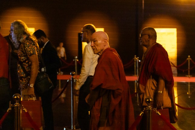 Chư tôn đức, các học giả quốc tế đến chiêm bái - Ảnh: Phùng Anh Quốc