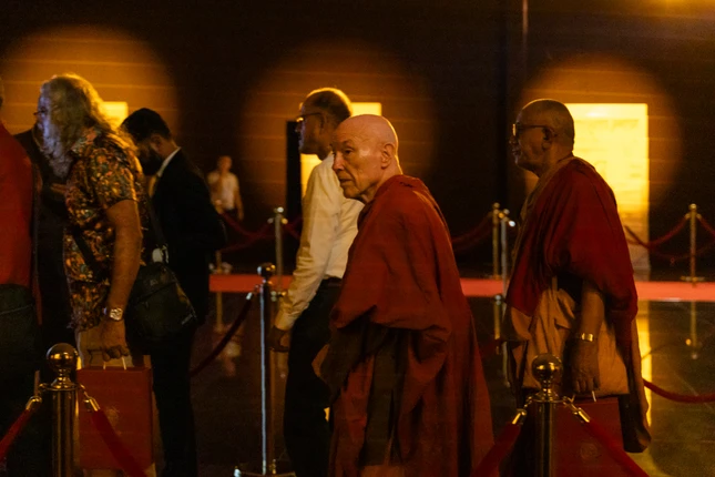 Chư tôn đức, các học giả quốc tế đến chiêm bái - Ảnh: Phùng Anh Quốc