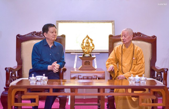 Đức Pháp chủ GHPGVN và Phó Thủ tướng Mai Văn Chính - Ảnh: Quảng Đạo