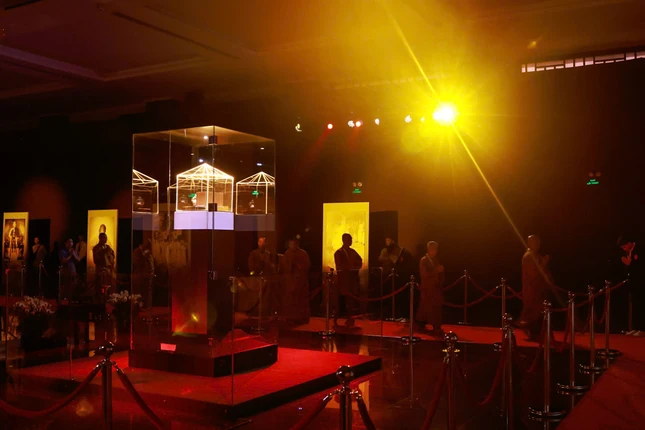 Mọi người chiêm bái đi hữu nhiễu (thuận theo kim đồng hồ) chung quanh xá-lợi - Ảnh: Hải An