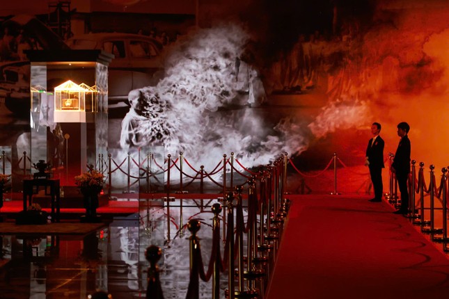 Với những bức ảnh lịch sử - Ảnh: Hải An