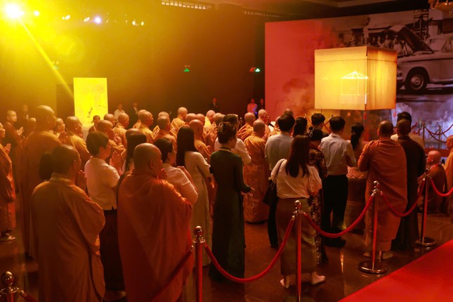 Buổi lễ do Đức Pháp chủ GHPGVN chủ trì với sự tham dự của chư tôn Trưởng lão, các cơ quan chức năng, lãnh đạo các nước tham dự trước lúc mở cửa để Tăng Ni, Phật tử, đồng bào chiêm bái - Ảnh: Hải An