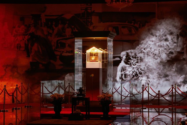 Và sau khi mở để đồng bào chiêm bái - Ảnh: Hải An