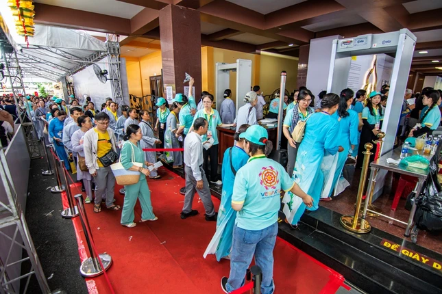 Cổng từ kiểm tra an ninh trước khi vào lễ đường chiêm bái