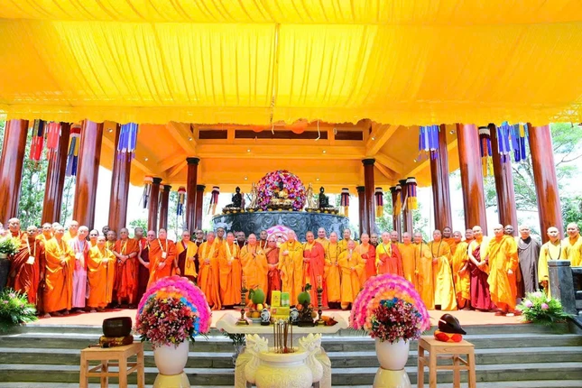 Chư tôn đức Phật giáo các truyền thống trên thế giới tham dự