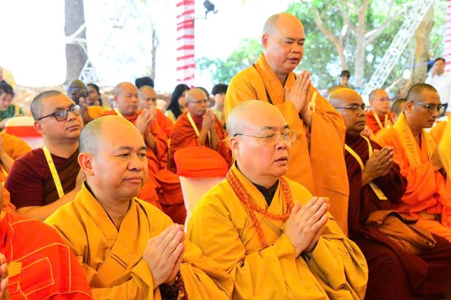 Chư vị tham dự tụng thời kinh cầu nguyện