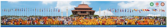 Bức ảnh lưu niệm đại biểu đến từ 85 quốc gia và vùng lãnh thổ tham dự Đại lễ Vesak 2025 tại Học viện Phật giáo VN - TP.HCM, ngày 6 đến 8-5-2025, khổ 3 mét