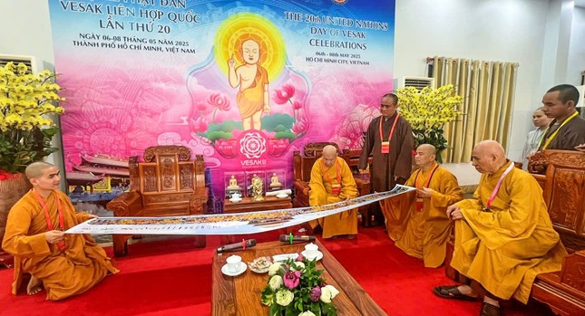 Trưởng lão Hòa thượng Chủ tịch Hội đồng Trị sự GHPGVN xem thành phẩm của bức ảnh lưu niệm dài 3 mét