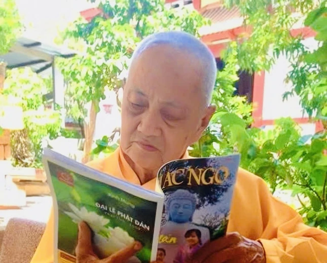 Dù cao niên, nhưng ngài vẫn giữ nếp sống lấy trí tuệ làm sự nghiệp, không dừng việc đọc và cập nhật thông tin Phật sự trong cũng như ngoài nước