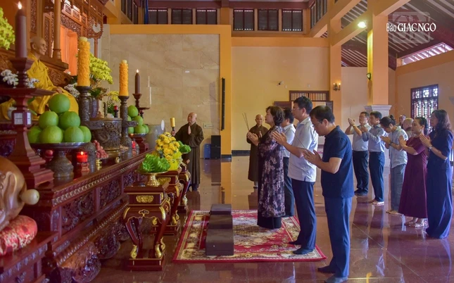 Phái đoàn dâng hương trước tượng Bồ-tát Thích Quảng Đức tại Tổ đường Việt Nam Quốc Tự Phái đoàn dâng hương trước tượng Bồ-tát Thích Quảng Đức tại Tổ đường Việt Nam Quốc Tự