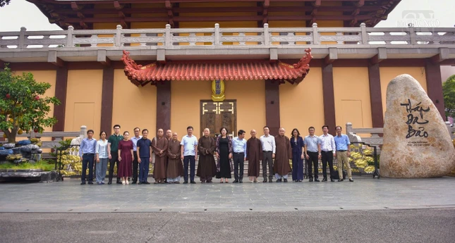 Trước tháp Đa Bảo trong khuôn viên Việt Nam Quốc Tự Trước tháp Đa Bảo trong khuôn viên Việt Nam Quốc Tự