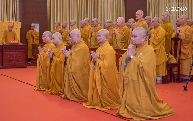 Hòa thượng Thích Lệ Trang tác bạch thỉnh cầu Đức Pháp chủ giáo giới cho chư Tăng tại TP.HCM